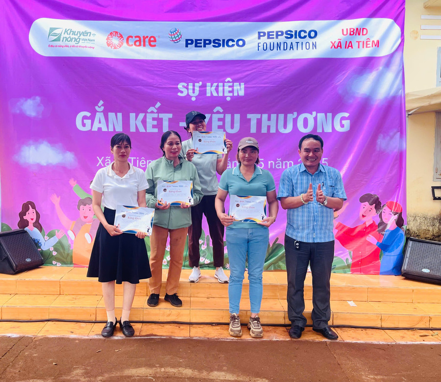 Ban Tổ chức trao giải cho các đội có thành tích xuất sắc tại Chương trình "Gắn kết-yêu thương". Ảnh: Hồng Thương z6655209834024-5c2e8f542e1c95645c00efeb9b83aca1.jpg