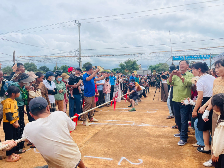 Người dân được tham gia các trò chơi, các môn thi đấu thể thao tại chương trình "Gắn Kết-yêu thương". Ảnh: Hồng Thương z6655217981668-c16d54cb66ebe31d8dff5611fa4aaf1b.jpg