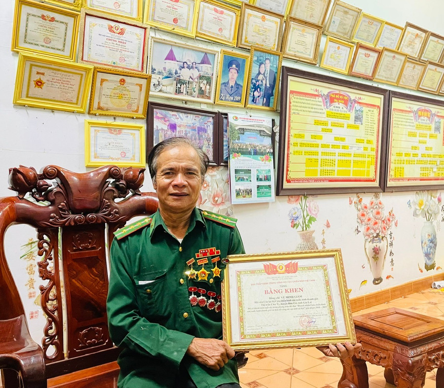 Ông Vũ Minh Giám được Ban Chấp hành Trung ương Hội CCB Việt Nam tặng bằng khen vì các thành tích trong sản xuất, kinh doanh và đóng góp cho công tác an sinh xã hội. Ảnh: Nhật Hào cuu-chien-binh-vu-minh-giam-duoc-ban-chap-hanh-trung-uong-hoi-ccb-viet-nam-tang-bang-khen-vi-cac-thanh-tich-trong-san-xuat-kinh-doanh-gioi-va-dong-gop-cho-cong-tac-an-sinh-xa-hoi-anh-nhat-hao.jpg