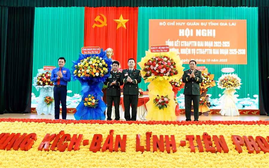 lanh-dao-bo-chqs-tinh-va-tinh-doan-tang-hoa-chuc-mung-doan-thanh-nien-llvt-tinh.jpg