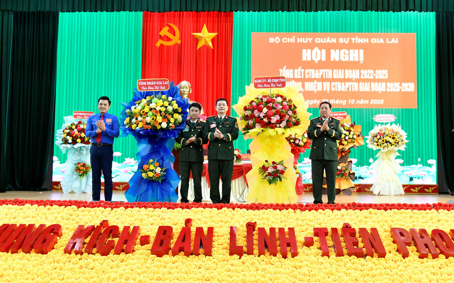 Lãnh đạo Bộ CHQS tỉnh và Tỉnh đoàn tặng hoa chúc mừng những kết quả mà Đoàn Thanh niên LLVT tỉnh đã đạt được trong giai đoạn 2022-2025. Ảnh: H.P lanh-dao-bo-chqs-tinh-va-tinh-doan-tang-hoa-chuc-mung-doan-thanh-nien-llvt-tinh.jpg