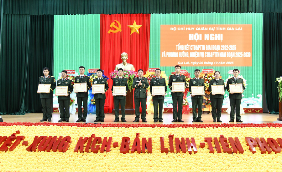 Các tập thể, cá nhân có thành tích xuất sắc trong phong trào “Thanh niên Quân đội rèn đức, luyện tài, xung kích, sáng tạo, xứng danh Bộ đội Cụ Hồ thời kỳ mới” được Bộ CHQS tỉnh khen thưởng. Ảnh: H.P cac-tap-the-ca-nhan-co-thanh-tich-xuat-sac-trong-phong-trao-thanh-nien-quan-doi-ren-duc-luyen-tai-xung-kich-sang-tao-xung-danh-bo-doi-cu-ho-thoi-ky-moi-duoc-bo-chqs-tinh-khen-thuong.jpg