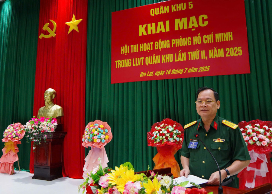 Đại tá Đỗ Thanh Xuân phát biểu khai mạc Hội thi. Ảnh: Đ.H z6810384102246-5a85421f5a26425971d5355fc95ed623.jpg