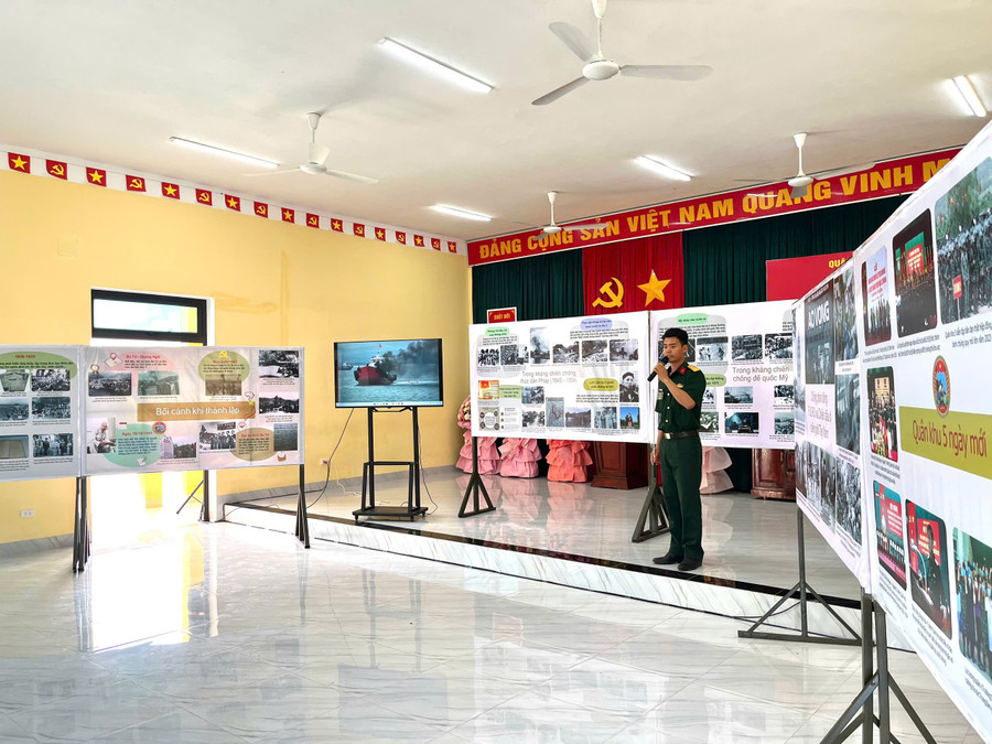 Các đơn vị của Sư đoàn 2 thuyết trình về phòng Hồ Chí Minh của đơn vị. Ảnh: Đ.H z6810384049846-bd1e6d65cff0a78d8cede32ab550af76.jpg