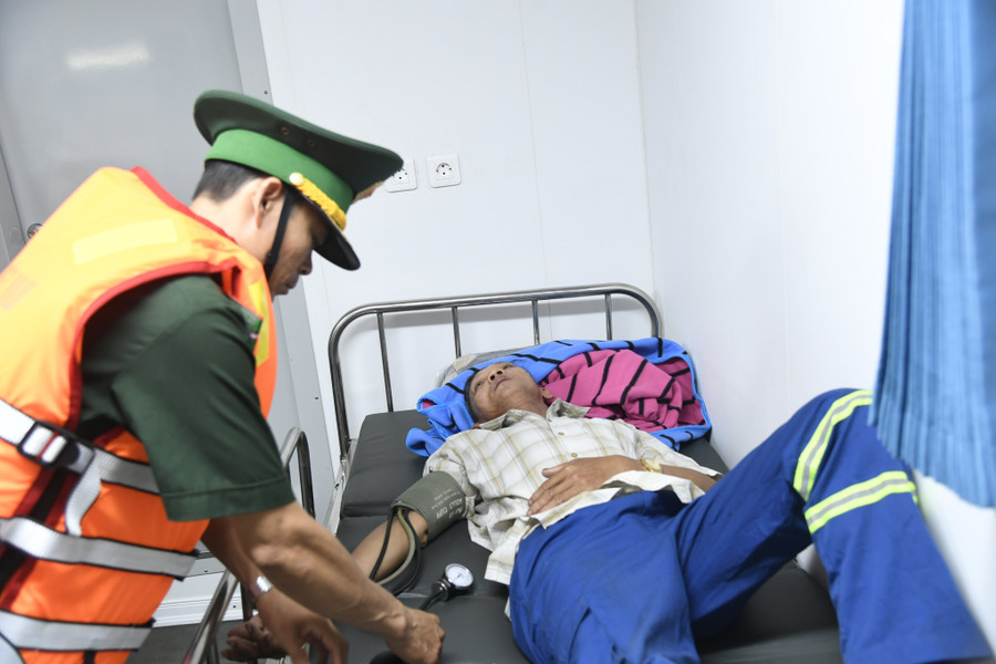 Quân y Hải đoàn Biên phòng 48 thăm khám ngư dân. Ảnh: ĐVCC z7162473418839-6e75797f13a618ce52204a2e5a176af4.jpg