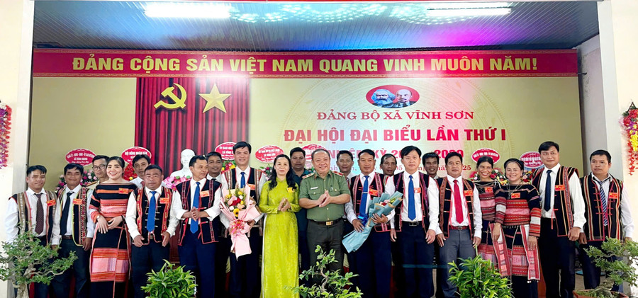Ban Thường vụ Tỉnh ủy thống nhất chủ trương không tặng bức trướng của Ban Chấp hành Đảng bộ tỉnh cho các Đảng bộ trực thuộc Tỉnh ủy nhân dịp đại hội Đảng bộ nhiệm kỳ 2025 - 2030. Ảnh: A-Khang z6878725359541-5157921129d7e370c46096fe349a5b29.jpg
