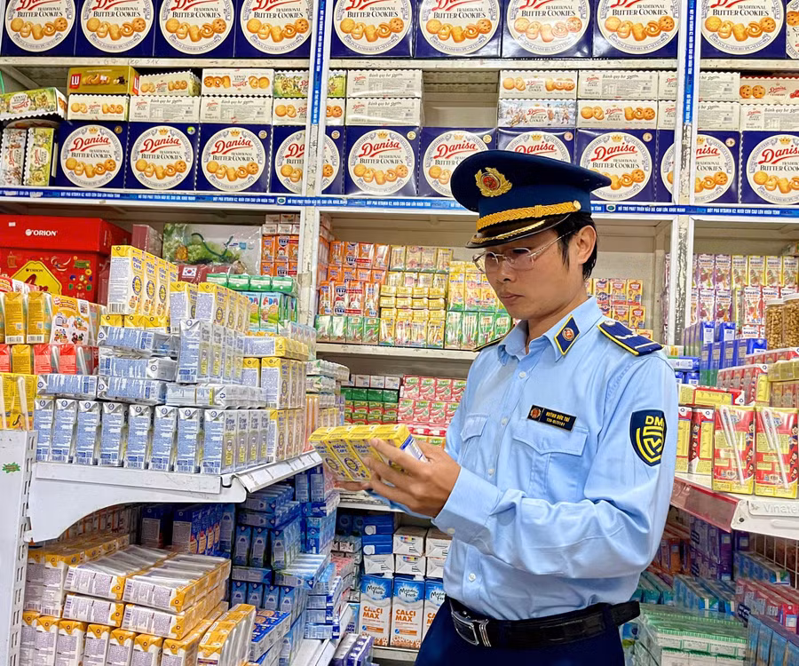 luc-luong-quan-ly-thi-truong-gia-lai-kiem-tra-bao-bi-nhan-mac-hang-hoa-giup-nguoi-tieu-dung-yen-tam-su-dung.jpg