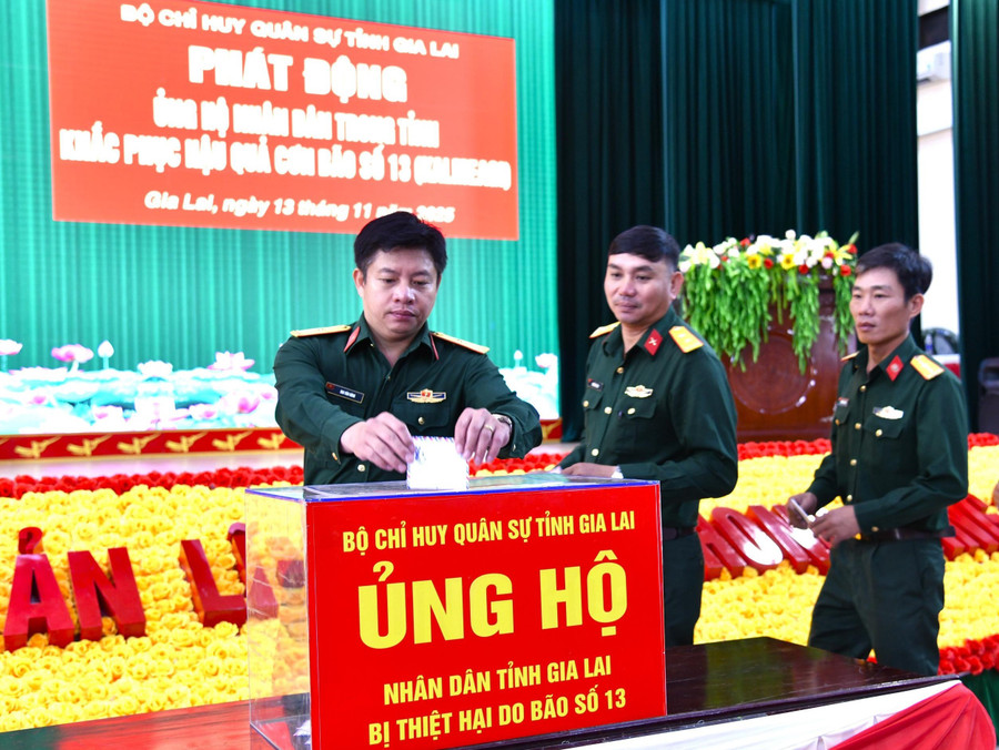can-bo-nhan-vien-trong-llvt-tinh-quyen-gop-ung-ho-nguoi-dan-bi-thiet-hai-do-bao.jpg