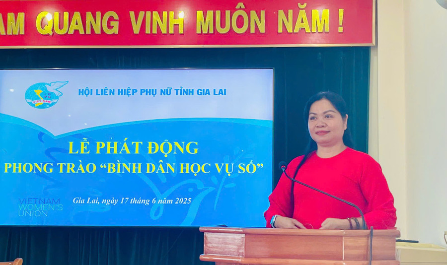 Chủ tịch Hội LHPN tỉnh Rơ Chăm H'Hồng phát động phong trào "Bình dân học vụ số". Ảnh: Hồng Thương z6712797698242-2d85eb0a28606b2dfded47d6d4ed34c8.jpg