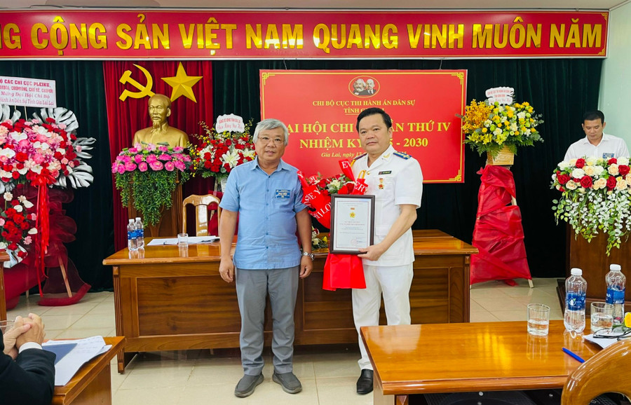 Phó phụ trách Ban Nội chính Tỉnh ủy Đặng Ngọc Linh trao Kỷ niệm chương “Vì sự nghiệp Nội chính Đảng” cho đồng chí Đào Trọng Giáp-Cục trưởng Cục Thi hành án dân sự tỉnh. Ảnh: Hồng Thương z6714694456760-1545e2fb2a400d83f8a90e349f10eb96.jpg