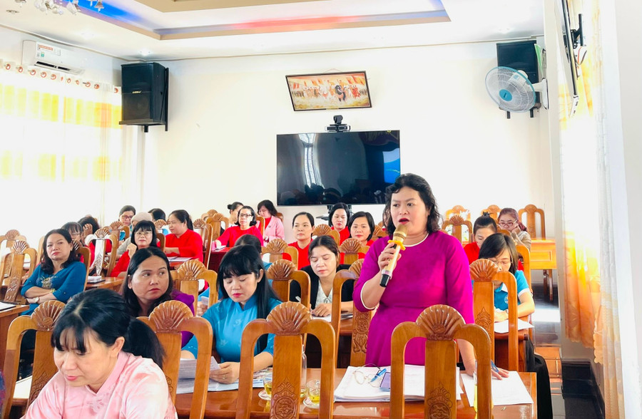 Đại biểu dự hội nghị kiến nghị một số nội dung về hỗ trợ các cấp Hội ở cơ sở khắc phục khó khăn để thực hiện tốt nhiệm vụ trong thời gian tới. Ảnh: Hồng Thương z6712881888821-63f4d4fad368c638d2207ee91885daa9.jpg