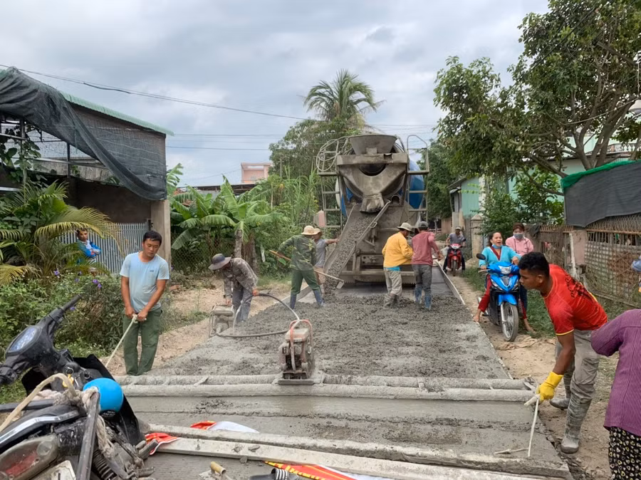 nguoi-dan-xa-ia-peng-dong-gop-cong-suc-hien-dat-lam-duong-giao-thong-nong-thon-anh-vu-chi.jpg