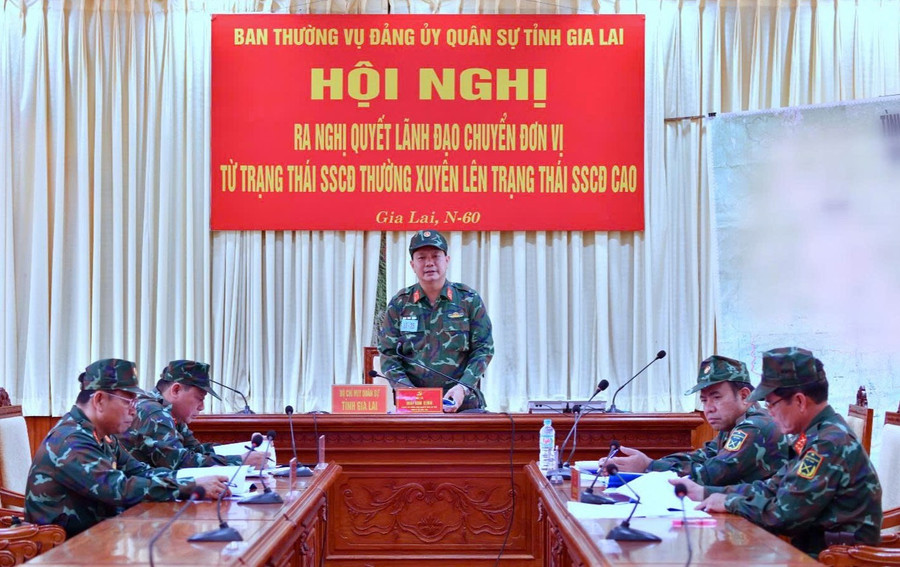 Đại tá Mai Kim Bình - Chính ủy Bộ CHQS tỉnh chủ trì hội nghị ra nghị quyết lãnh đạo chuyển đơn vị từ trạng thái SSCĐ thường xuyên lên trạng thái SSCĐ cao. Ảnh: Hồng Phúc z6871848318101-a7712b3fb253bf169394746275612e3f.jpg