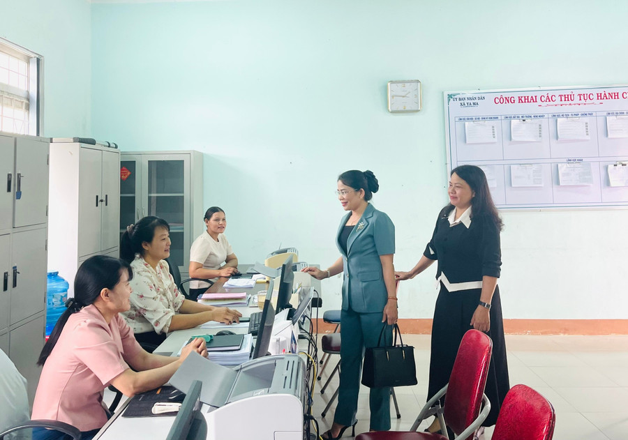Trưởng ban Tuyên giáo và Dân vận Tỉnh ủy Nguyễn Thị Phong Vũ kiểm tra tình hình hoạt động tại Trung tâm phục vụ hành chính công xã Ya Ma. Ảnh: Hồng Thương truong-ban-tuyen-giao-va-dan-van-tinh-uy-nguyen-thi-phong-vu-kiem-tra-tinh-hinh-hoat-dong-tai-trung-tam-phuc-vu-hanh-chinh-cong-xa-ya-ma-anh-hong-thuong.jpg