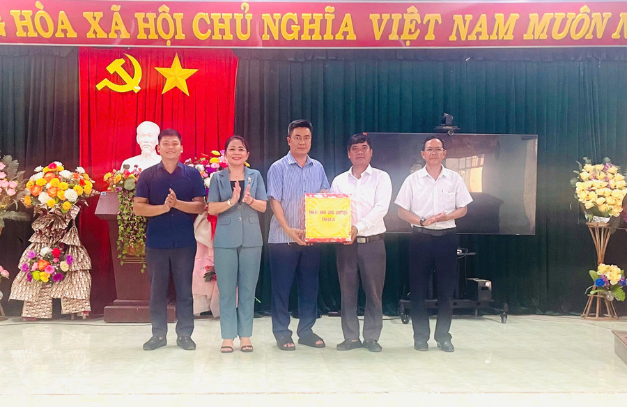 Trưởng ban Tuyên giáo và Dân vận Tỉnh ủy Nguyễn Thị Phong Vũ tặng quà của Tỉnh ủy, HĐND, UBND, Ủy ban MTTQ Việt Nam tỉnh cho một số cơ quan, đơn vị của xã Chư Krey. Ảnh: Hồng Thương. truong-ban-tuyen-giao-va-dan-van-tinh-uy-nguyen-thi-phong-vu-tang-qua-cua-tinh-uy-hdnd-ubnd-uy-ban-mttq-viet-nam-tinh-cho-mot-so-co-quan-don-vi-cua-xa-chu-krey-anh-hong-thuong.jpg