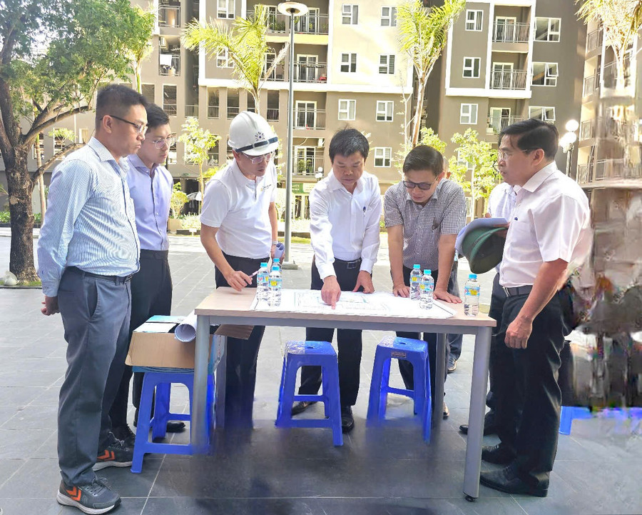 Phó Chủ tịch UBND tỉnh Nguyễn Hữu Quế (thứ 4 từ phải sang) kiểm tra hiện trường triển khai dự án nhà ở xã hội Tân Đại Minh 2. Ảnh: Hồng Thương pho-chu-tich-ubnd-tinh-nguyen-huu-que-kiem-tra-hien-truong-trien-khai-du-an-nha-o-xa-hoi-tan-dai-minh-2-anh-hong-thuong.jpg