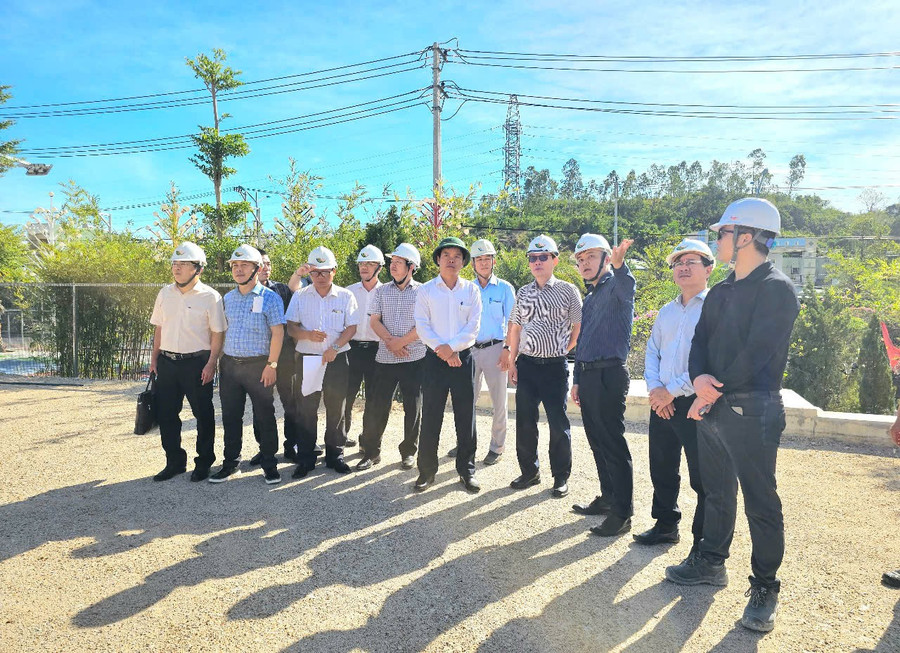 Phó Chủ tịch UBND tỉnh Nguyễn Hữu Quế kiểm tra hiện trường triển khai dự án nhà ở xã hội Nhơn Phú 2. Ảnh: Hồng Thương pho-chu-tich-ubnd-tinh-nguyen-huu-que-kiem-tra-hien-truong-trien-khai-du-an-nha-o-xa-hoi-nhon-phu-2-anh-ht-3083.jpg