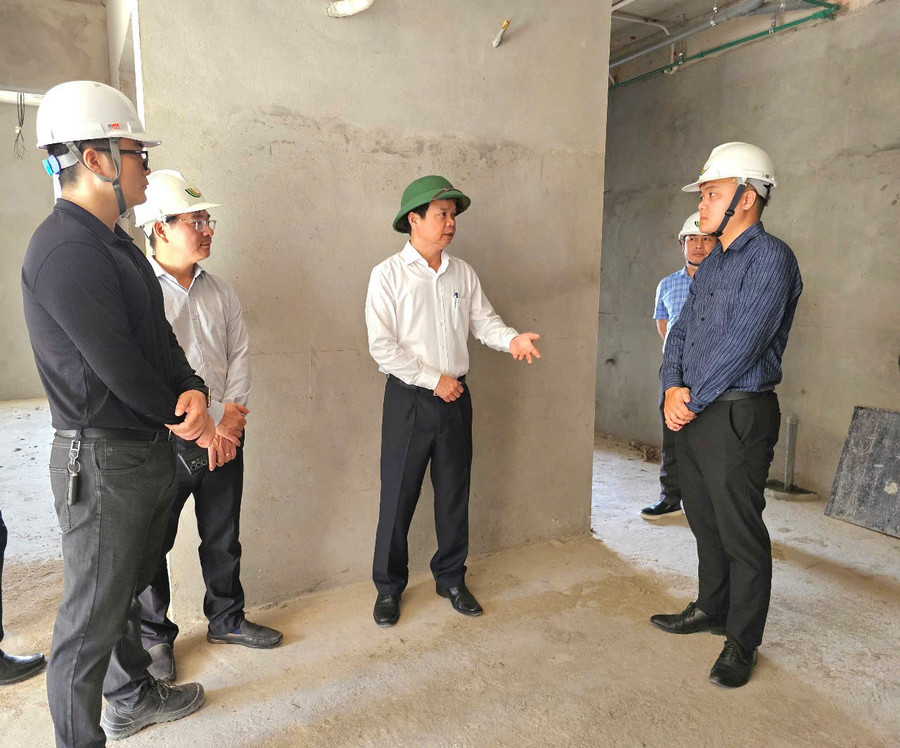 Phó Chủ tịch UBND tỉnh Nguyễn Hữu Quế (thứ 3 từ trái sang) kiểm tra thực tế các căn nhà đang thi công. Ảnh: Hồng Thương pho-chu-tich-ubnd-tinh-nguyen-huu-que-kiem-tra-viec-thi-cong-nha-o-tai-du-an-nha-o-xa-hoi-nhon-phu-2.jpg