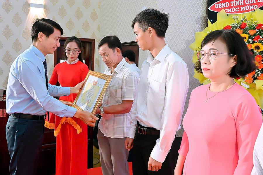 Chủ tịch Ủy ban MTTQ Việt Nam tỉnh Nguyễn Ngọc Lương trao bằng khen của Ủy ban MTTQ Việt Nam tỉnh tuyên dương các gương điển hình tiên tiến trong phong trào thi đua yêu nước giai đoạn 2020-2025. Ảnh: Đức Thụy z7024125531145-33d79083026928693e1f413e98b86edc.jpg