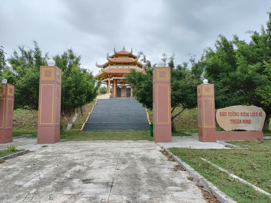 Khu tưởng niệm liệt sĩ Thuận Ninh. Ảnh: H.P z7025998283980-f6d7798cf0dbd53520b30c1815ac8d78.jpg