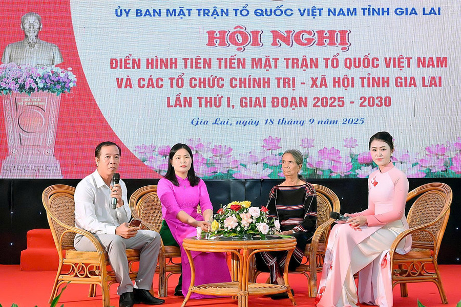 Các điển hình tiên tiến giao lưu, chia sẻ kinh nghiệm tại Hội nghị. Ảnh: Đức Thụy z7024125025741-7ed351bd0a699d00de64fd6b12b20cb0.jpg