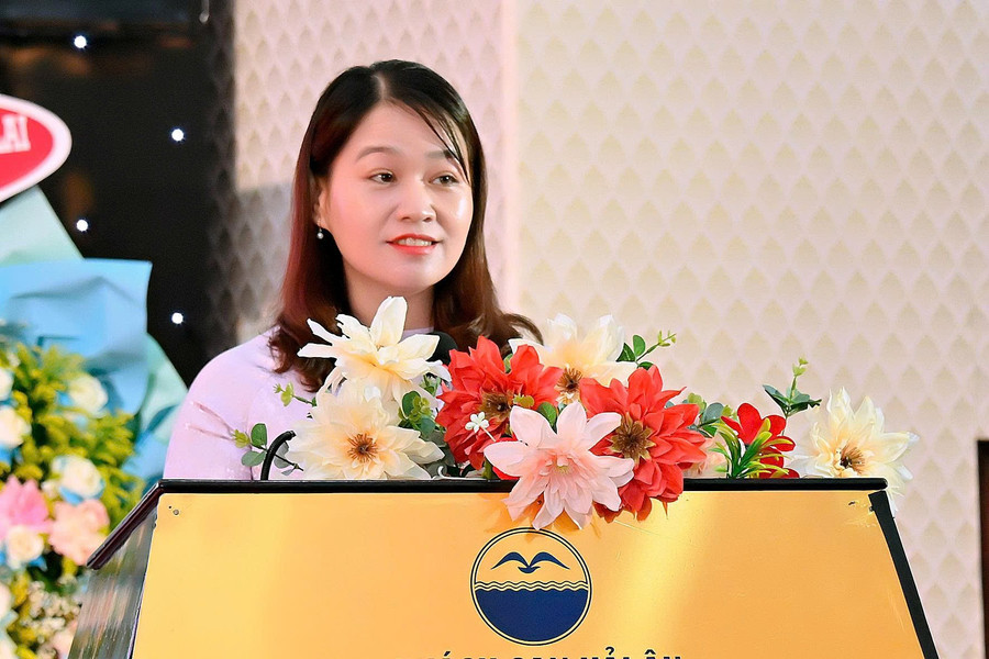 Chủ tịch Ủy ban MTTQ Việt Nam phường Bồng Sơn Huỳnh Thị Bích Trang phát biểu hưởng ứng thi đua. Ảnh: Đức Thụy z7024126782374-ff9eeb44a1c9175cb7f26ec5f9c2a74c.jpg