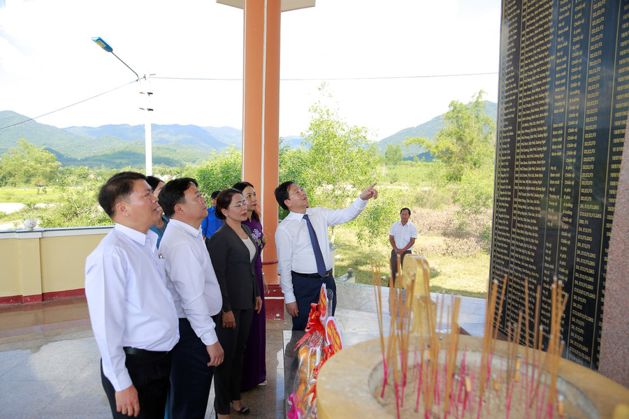 Khu tưởng niệm là nơi để tưởng nhớ các anh hùng liệt sĩ đã anh dũng chiến đấu và hy sinh vì độc lập, tự do của dân tộc. Ảnh: H.P 12.jpg