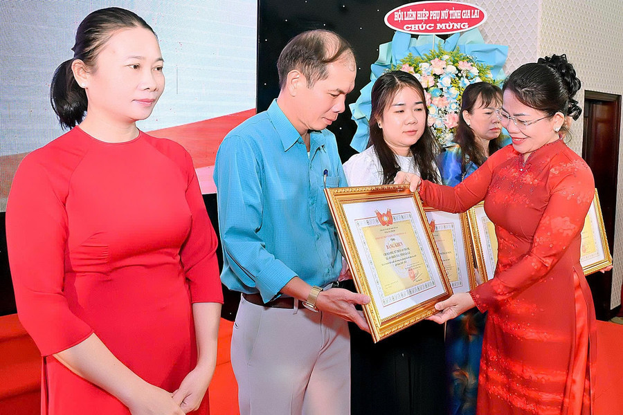 Trưởng Ban Tuyên giáo và Dân vận Tỉnh ủy Nguyễn Thị Phong Vũ trao bằng khen của Ủy ban MTTQ Việt Nam tỉnh tuyên dương các gương điển hình tiên tiến trong phong trào thi đua yêu nước giai đoạn 2020-2025. Ảnh: Đức Thụy z7024125588358-ec2e97f9392e03dc1858e90d6e46de1d.jpg