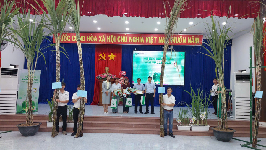 Decernarea titlurilor la concursul Miss Trestie de Zahăr. Foto: N.D. ong-cao-anh-duong-vien-truong-vien-nghien-cuu-mia-duong-viet-nam-va-ba-vu-thi-lan-chu-tich-kiem-giam-doc-agris-gia-lai-trao-giai-hoa-hau-mia-duong-cho-nong-dan-xa-ia-hru.jpg