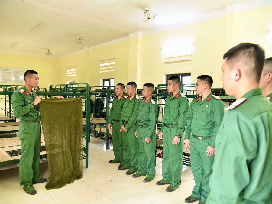 Новобранці полку 739 вчаться швидко складати свої особисті речі протягом перших днів служби у підрозділі. Фото: Х.П. dong-hanh-cung-chien-si-moi-trong-nhung-ngay-dau-quan-ngu.jpg