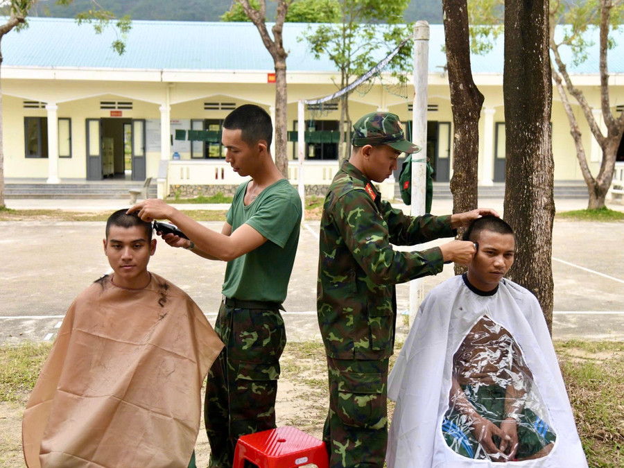 Новобранці 739-го полку акуратно стрижуться згідно з військовими правилами протягом перших днів служби. Фото: Х.П. z7592179716548-724424718fb3ead798bbc49059943de6.jpg