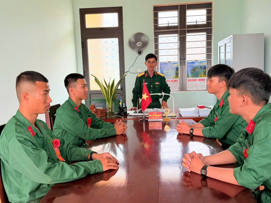 Підполковник Нгуєн Дінь Хуан – політичний комісар 977-го полку – особисто зустрівся з двома парами новобранців та підбадьорив їх. Фото: Х.П. z7593142579141-ab65a35cee6edff862ce8c32b7103046.jpg