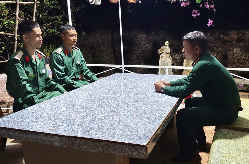 Офіцери 50-го батальйону спілкуються та підбадьорюють сержанта І Не (людину, яка сидить найдалі) протягом його перших днів у підрозділі. Фото: Фан Ань z7593897002207-a602aecbdf489799b19c20424dd71ebf.jpg