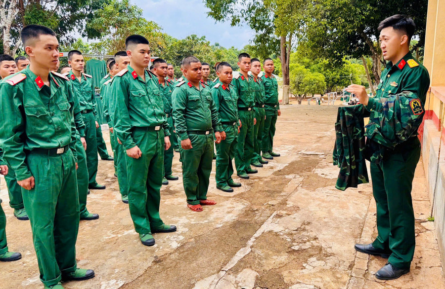 Офіцери з полку 991 інструктують новобранців, як складати та розміщувати військове спорядження відповідно до стандартних армійських процедур. Фото: Фан Ань z7593525740678-4f316e5078c8aabccf1096ad18affcfc.jpg