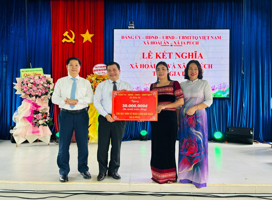Η Επιτροπή του Κόμματος - Λαϊκό Συμβούλιο - Λαϊκή Επιτροπή - Επιτροπή Πατριωτικού Μετώπου Βιετνάμ της κοινότητας Hoai An δώρισε 30 εκατομμύρια VND για την υποστήριξη των μειονεκτούντων φοιτητών της κοινότητας Ia Púch. Φωτογραφία: Hong Thuong 2-dang-uy-hdnd-ubnd-uy-ban-mttq-viet-nam-xa-da-trao-30-trieu-dong-ho-tro-cac-em-hoc-sinh-co-hoan-canh-kho-khan-xa-ia-puch-anh-ht.jpg