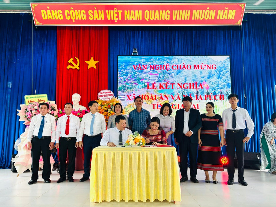 Η κοινότητα Χόαι Αν και η κοινότητα Ια Πουχ υπέγραψαν συμφωνία αδελφοποίησης. Φωτογραφία: Hong Thuong 1-2-dia-phuong-da-ky-ket-giao-uoc-ket-nghia-anh-ht.jpg