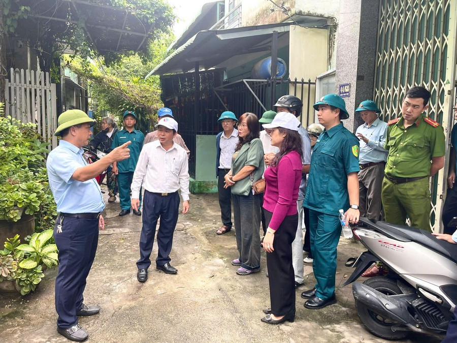 de-hoan-thanh-viec-di-doi-nguoi-dan-truoc-do-lanh-dao-dang-uy-ubnd-phuong-quy-nhon-da-xuong-truc-tiep-cac-khu-vuc-co-nguy-co-sat-lo-va-ngap-ung-de-van-dong-nguoi-dan-di-doi.jpg