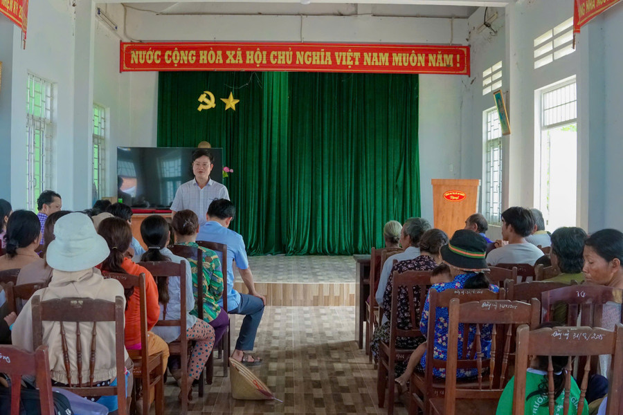 Tuyên truyền, hướng dẫn, hỗ trợ người dân thực hiện thủ tục hành chính tại làng Canh Tiến. Ảnh: ĐVCC 530445834-122122461002931476-1906730316155080523-n.jpg