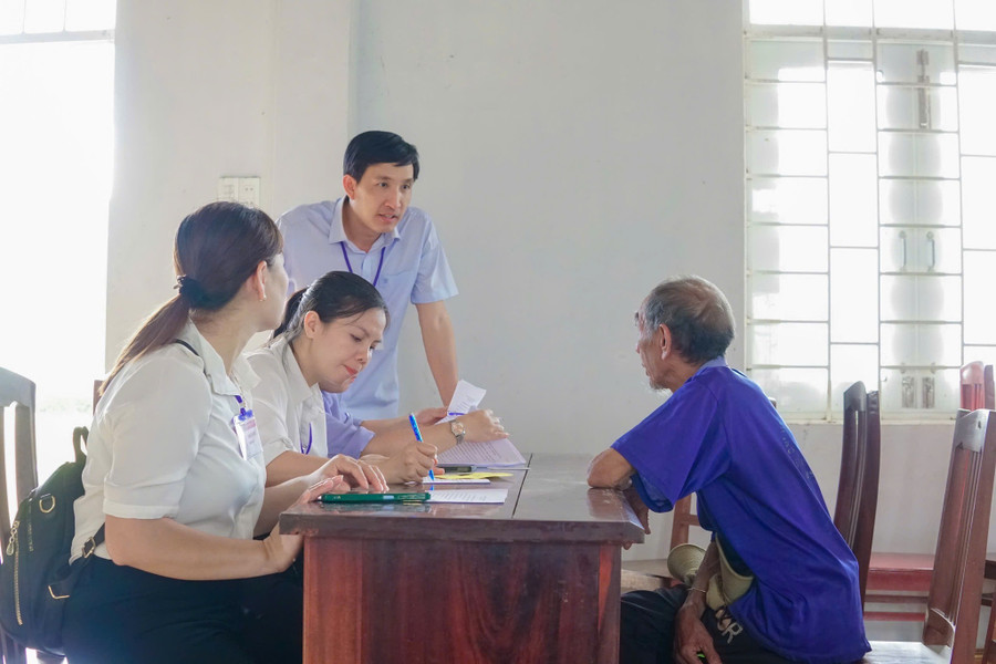 Hướng dẫn, giải quyết thủ tục hành chính cho người dân làng Canh Tiến. Ảnh: ĐVCC 529694725-122122462136931476-2736754237337300386-n.jpg