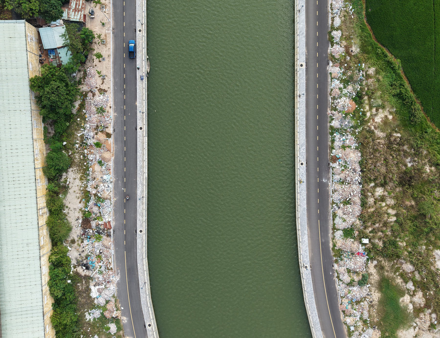 Hai tuyến đường ven sông Dinh đều "tràn ngập" rác. Ảnh: H.P dji-20250714171243-0068-d.jpg