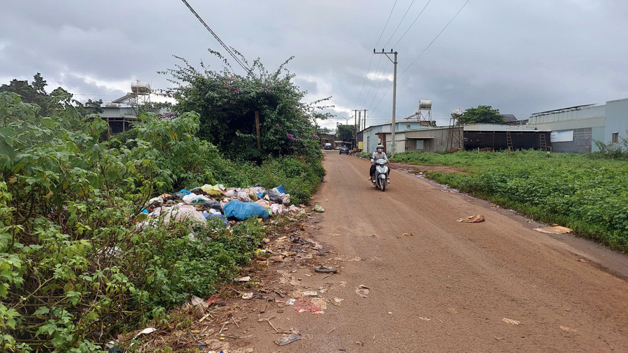Một bãi rác tự phát khác đang hình thành trên tuyến đường liên xã Ia Tôr, cách bãi rác cũ không xa. Ảnh: Nguyễn Diệp z6864645289093-2228dc44b2aaa5df24f613124b2a8303.jpg