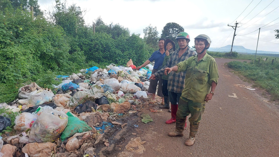 Người dân thôn Phú Vinh bức xúc vì bãi rác tự phát gây ô nhiễm môi trường. Ảnh: Nguyễn Diệp z6864647551683-123f1b15175cb3e1416d5824fd56cb49.jpg