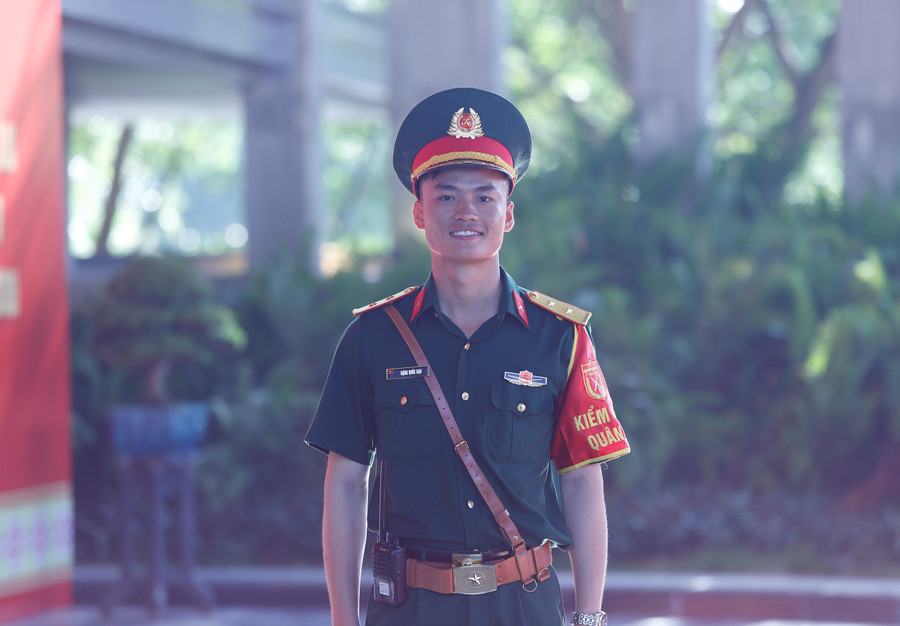 Là chiến sĩ trẻ, tham gia làm nhiệm vụ tại Đại hội Đảng bộ tỉnh vừa là trách nhiệm, vừa là vinh dự của Trung úy Đặng Quốc Bạo. Ảnh: H.P mg-4093.jpg