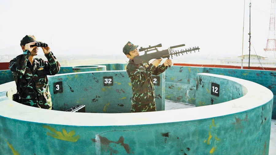 Trong thời gian diễn ra Đại hội, bộ phận kiểm soát thiết bị bay không người lái và thiết bị siêu nhẹ của Bộ CHQS tỉnh trực 100% để kịp thời xử lý nếu có tình huống. Ảnh: H.P z7087127495079-87088bf6f6736fc5ca7223970491efd3.jpg