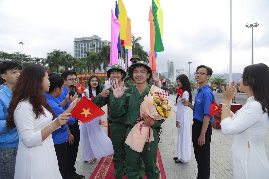 Thanh niên Gia Lai hăng hái lên đường nhập ngũ. Ảnh: H.P 6.jpg