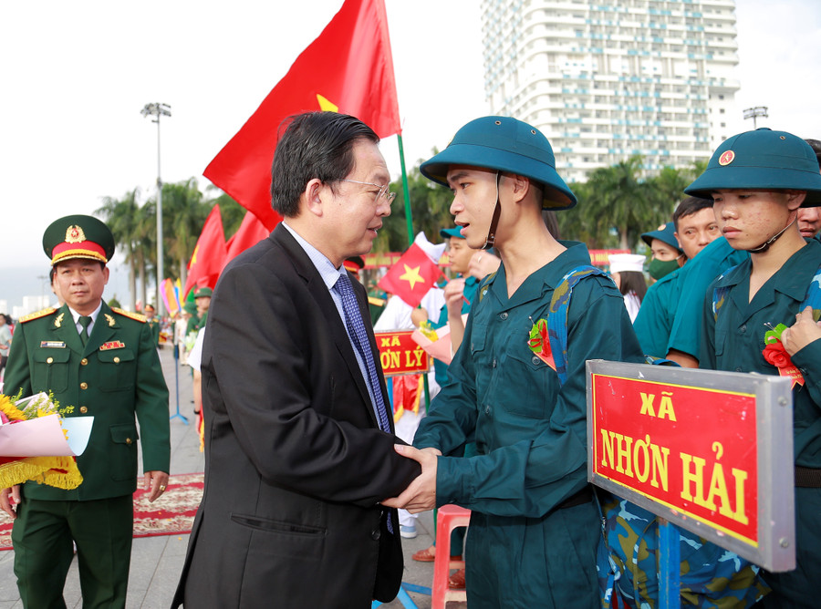 Bí thư Tỉnh ủy Hồ Quốc Dũng động viên thanh niên trước khi lên đường nhập ngũ. Ảnh: H.P 2.jpg
