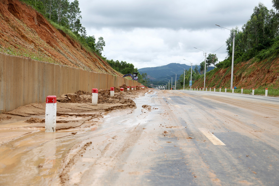 Bùn, đất tràn xuống mặt đường. Ảnh: H.P mg-6178.jpg