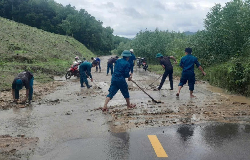 Xã Bình Phú huy động lực lượng dân quân dọn dẹp tuyến đường liên thôn Hòa Hiệp-Vĩnh An. Ảnh: H.P z7177680088955-c3f1a6321f032f23505b43cca4d1be48.jpg