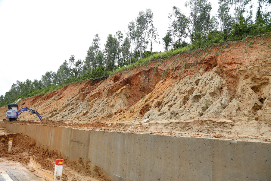 Mái ta luy bị sạt lở. Ảnh: H.P mg-6176.jpg