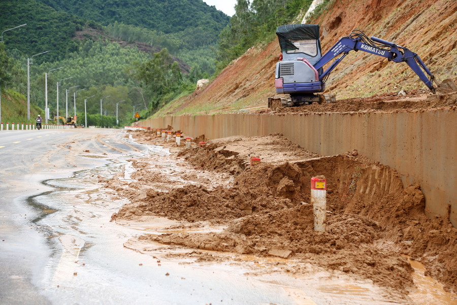 Lực lượng chức năng huy động phương tiện khắc phục sạt lở trên tuyến đường tránh phía Nam thị trấn Phú Phong. Ảnh: H.P khac-phuc-sat-lo-tren-tuyen-duong-tranh-phia-nam-thi-tran-phu-phong.jpg